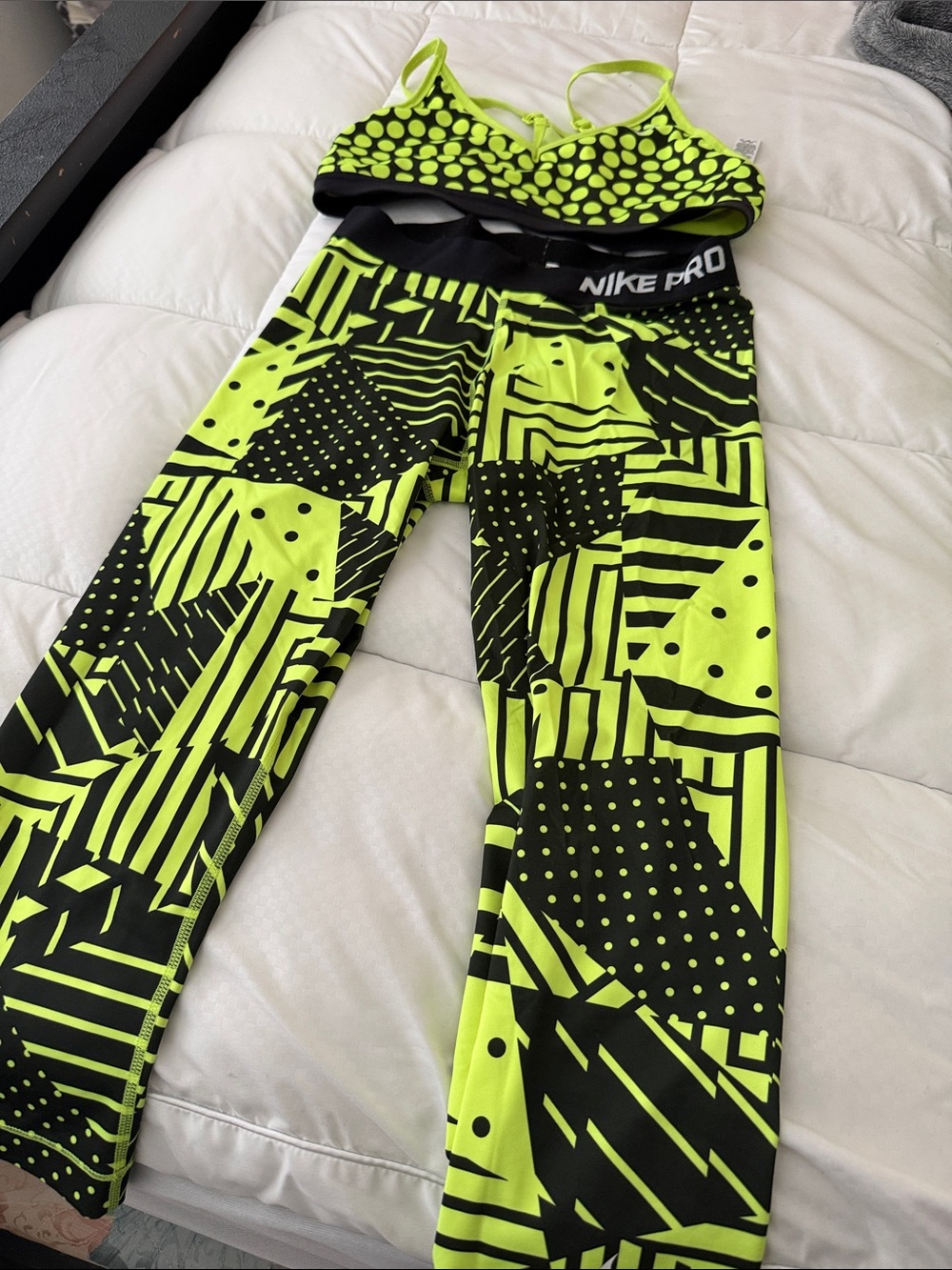 Nike women Neon Green & Black Geometric Print Leggings